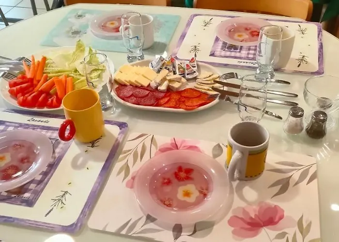 Tesak-cernava ゲストハウス *